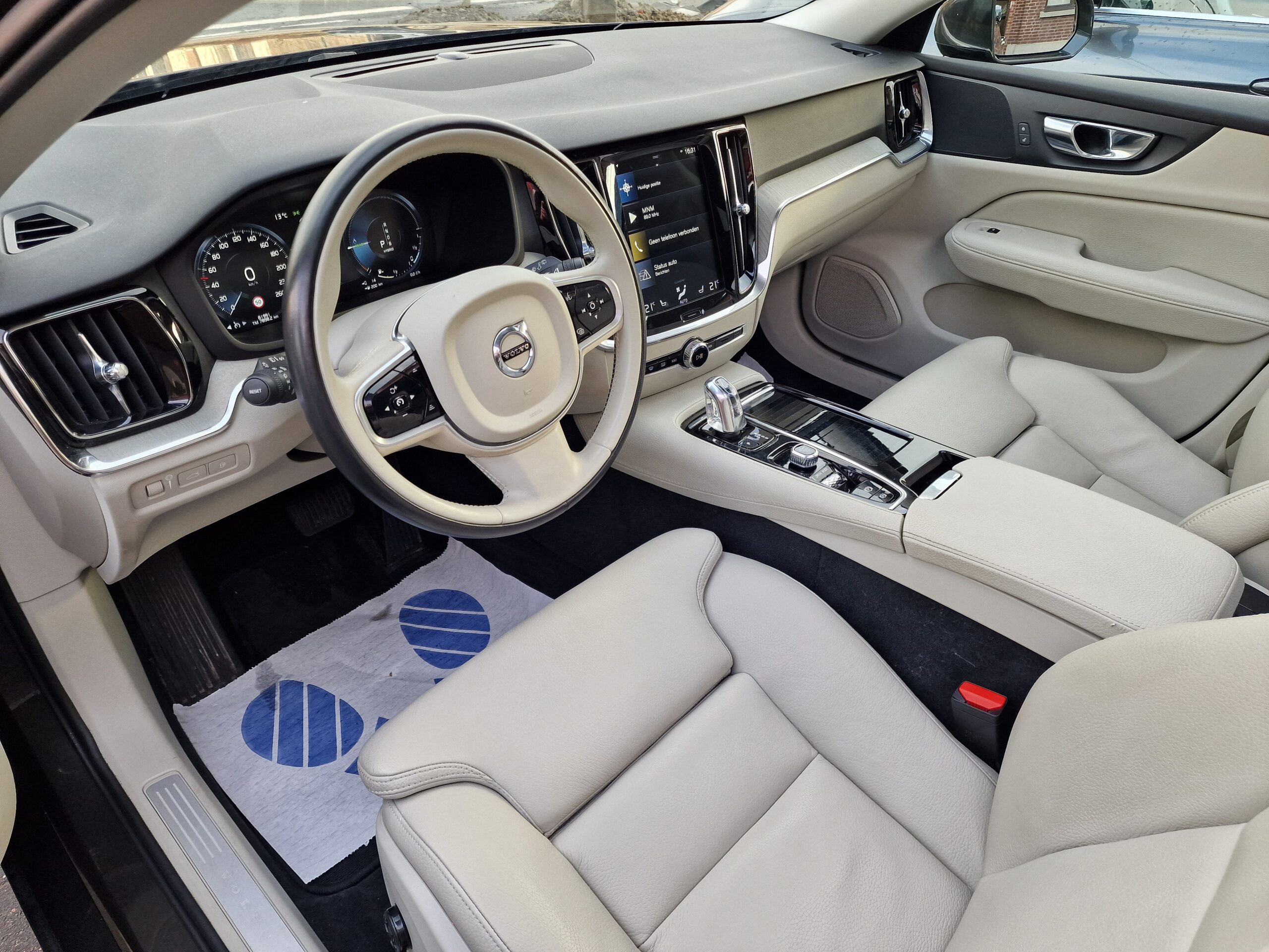 Volvo V60 T8 Plug-In Hybrid / 2019 / 81.000km